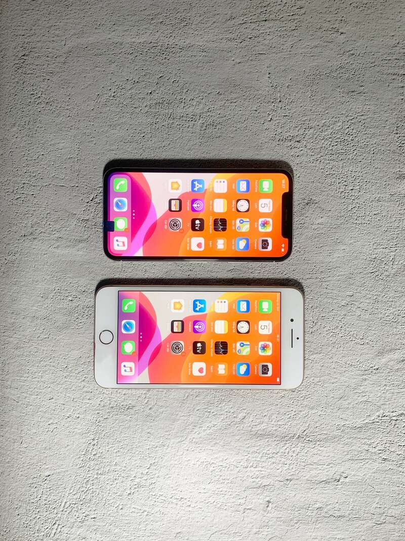 co-nen-mua-iphone-8-plus-hay-khong_1629316769 so sánh iphone 8 và iphone x 2020