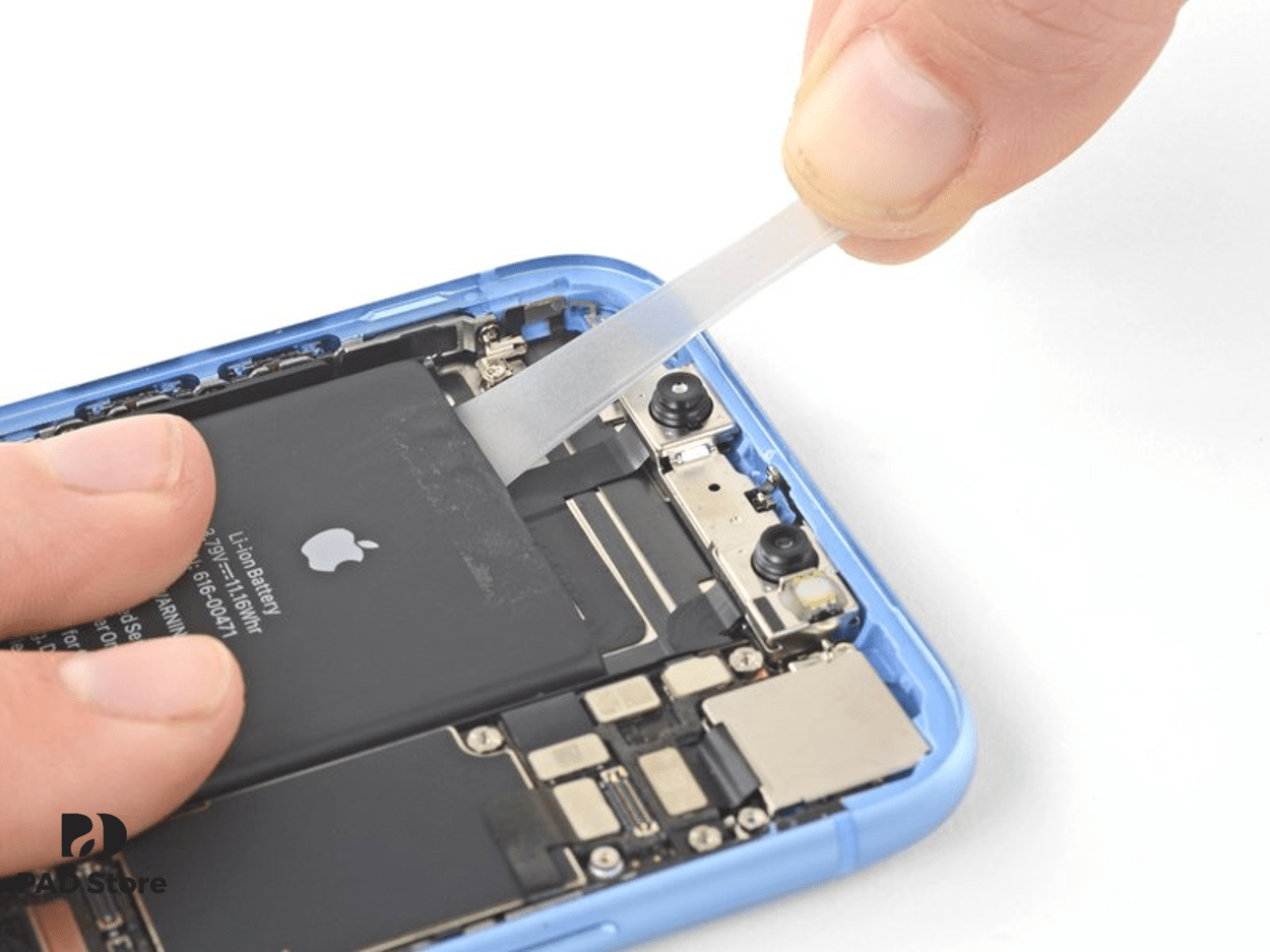 thay_pin_iphone_xr_7-min_1691483164 dịch vụ thay pin xr