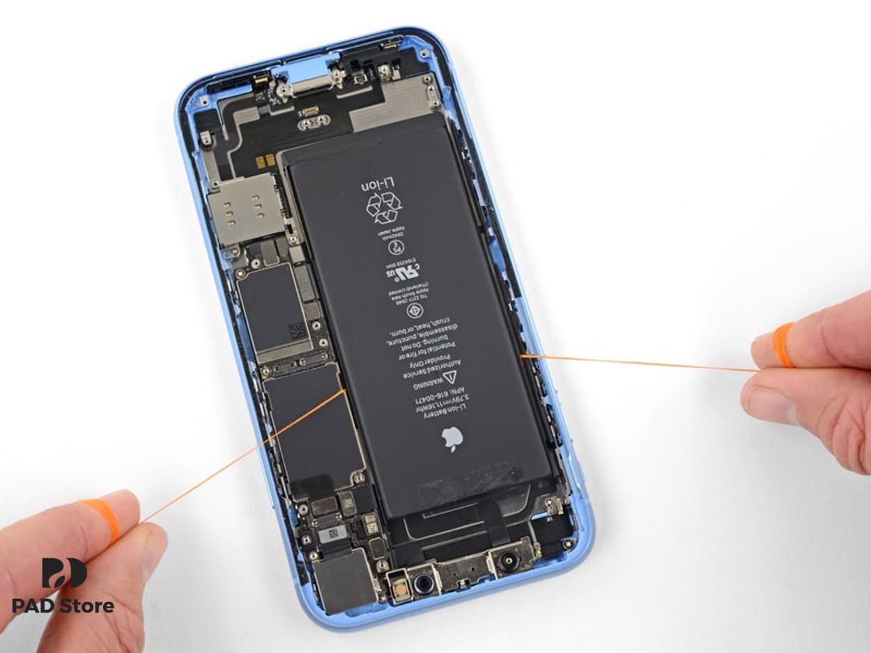 thay_pin_iphone_xr_8_1691484063 giá pin iphone xr bao nhiêu